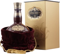 Chivas+Regal+Royal+Salute+21+Jahre+Rubin+Edition - Chivas Regal Royal Salute Rubin Edition with 700 ml. content and 40 % volume.  The 21 years old Chivas Regal Royal Salute Rubin Edition in a jug. The colour from the bottles are the same as from the e...