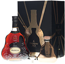 Hennessy X.O. 700 ml. with hip flask  - Hennessy X.O. Cognac with 700 ml. and 40 % volume.   "Hennessy X.O, the first �eXtra Old� cognac, is powerful, masculine and generous - a genuine pleasure. It releases woody, spicy aromas. Now an...