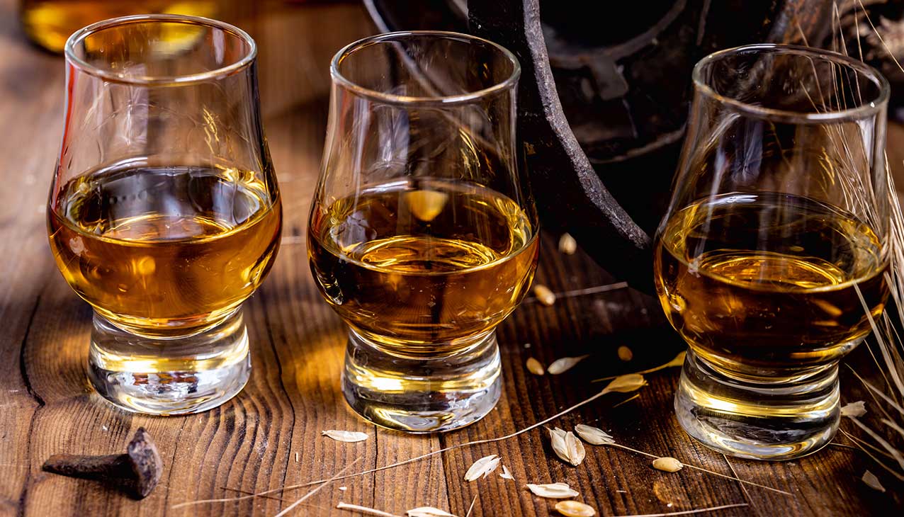 Wie trinkt man Single Malt Whisky richtig? Tipps zum Whisky Genuss Wie trinkt man Single Malt Whisky richtig? Tipps zum Whisky Genuss